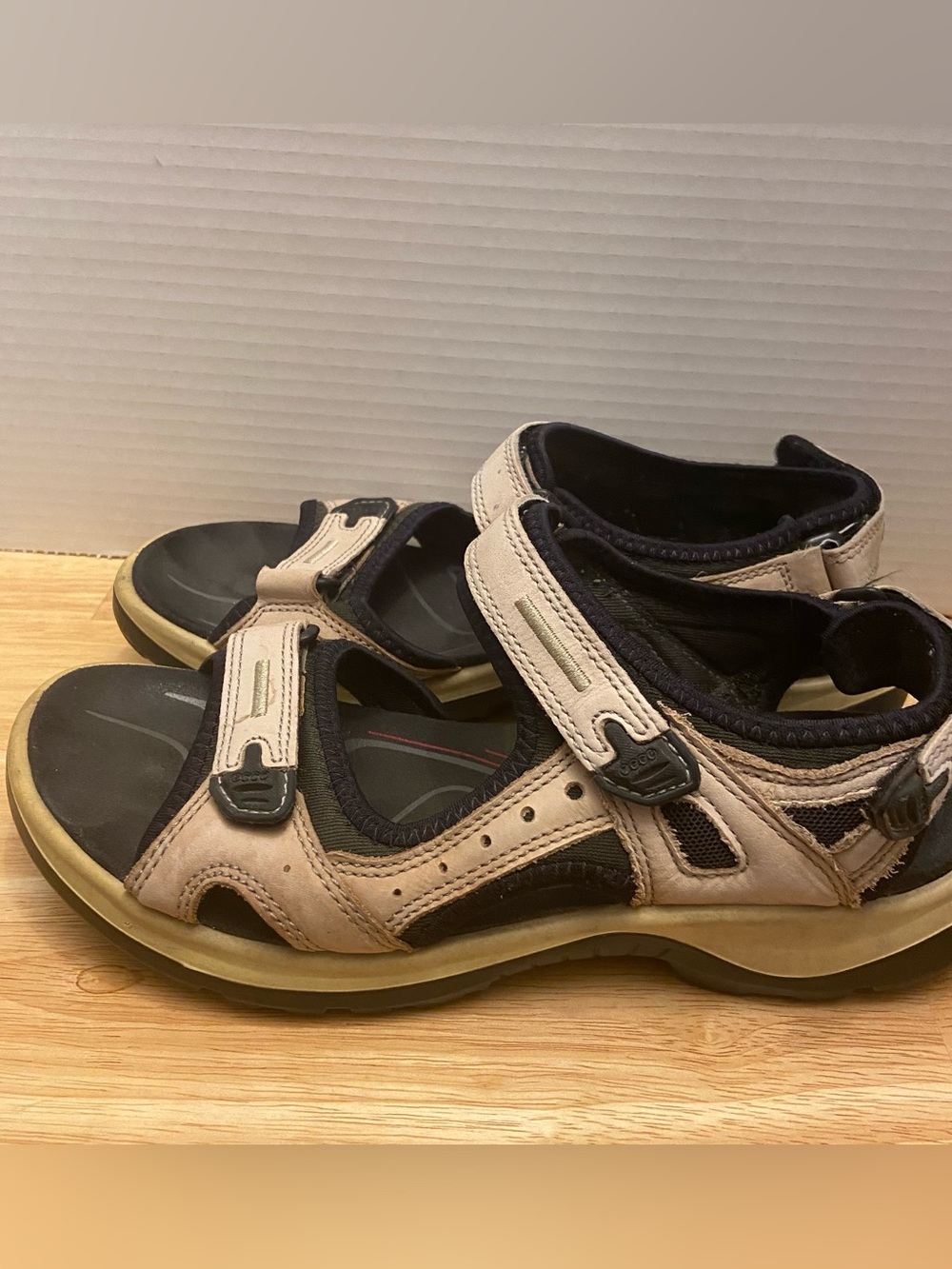 Ecco Yucatán Women’s Beige and Black Outdoor Sport Sandals Size 40.